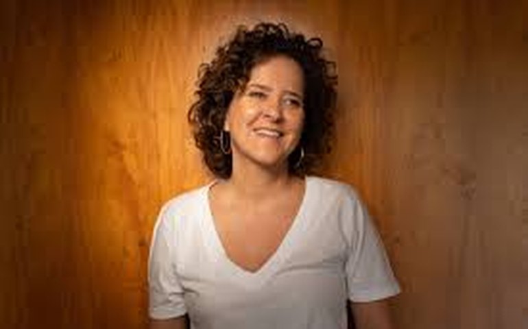 Carla Madeira, autora de 'Tudo é Rio', participa de bate-papo gratuito em SP; saiba mais