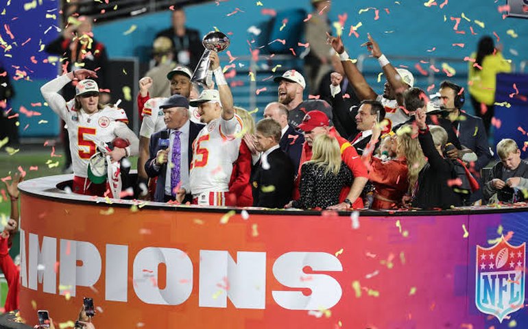 Kansas City Chiefs supera o Philadelphia Eagles e conquista o Super Bowl