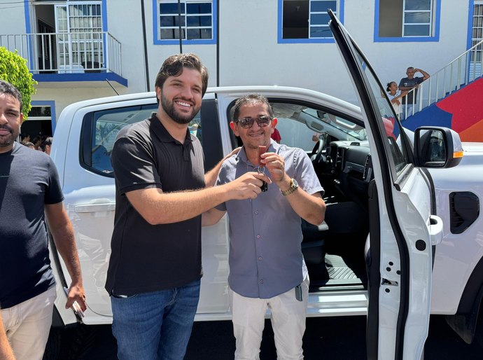 Prefeitura de Traipu entrega novos veículos para Saúde e Educação e motocicletas para GM e SMTT