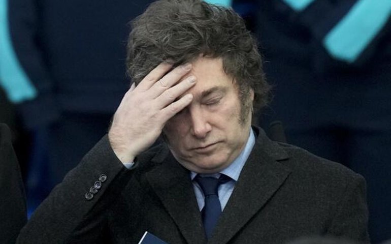 Milei classificar suposto caso de corrupção como 'operação política' é insuficiente, diz analista