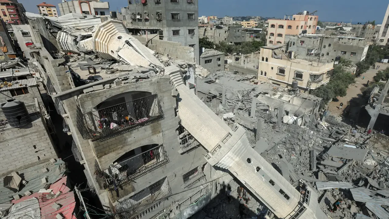 Criança tenta escapar de escola incendiada por bombardeio israelense na Faixa de Gaza