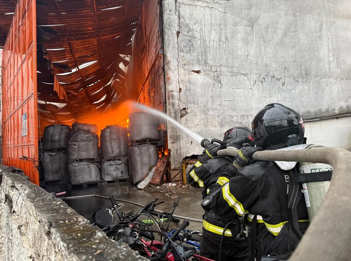 Bombeiros atuam por mais de 12 horas no combate a incêndio de grandes proporções em Maceió