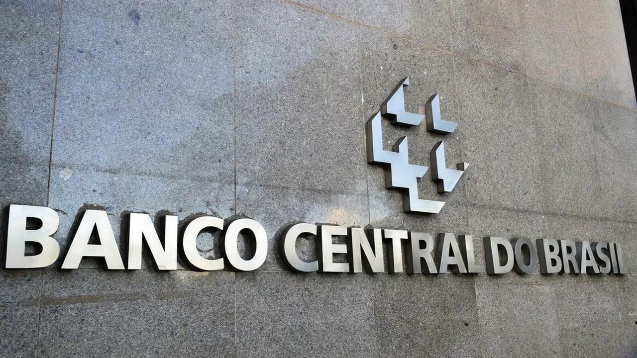 Banco Central sinaliza fim do ciclo de alta dos juros e adverte sobre incertezas com a crise no Oriente Médio