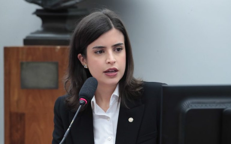 Tabata Amaral grava vídeo cobrando Tarcísio em tarifaço de Trump