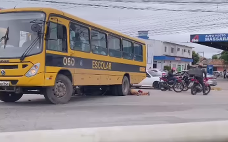 Mulher fica ferida após colisão entre moto e ônibus escolar na AL-220, em Arapiraca