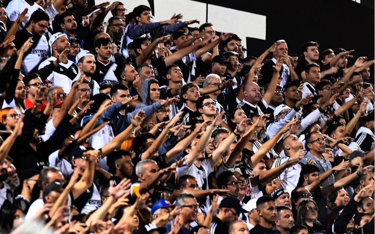 Torcida da Ponte Preta protesta após empate; clube banca permanência de treinador