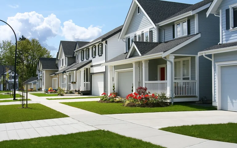 Donos de imóveis em condomínios na Flórida encaram alta de custos com novas normas em 2025