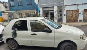 Veículo abandonado tem um dos vidros quebrados. / Foto: Foto: Polícia Militar de Sergipe