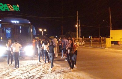 Bandidos atiram em ônibus que transportava estudantes de Delmiro Gouveia