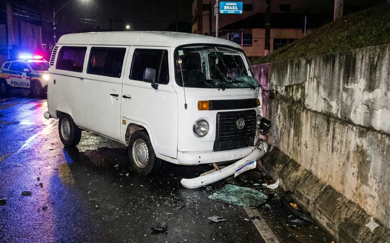 Van colide com muro e deixa 12 feridos em São Gonçalo