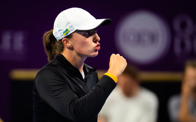 Swiatek arrasa Kudermetova em Doha em 57 minutos e defende título contra Pegula