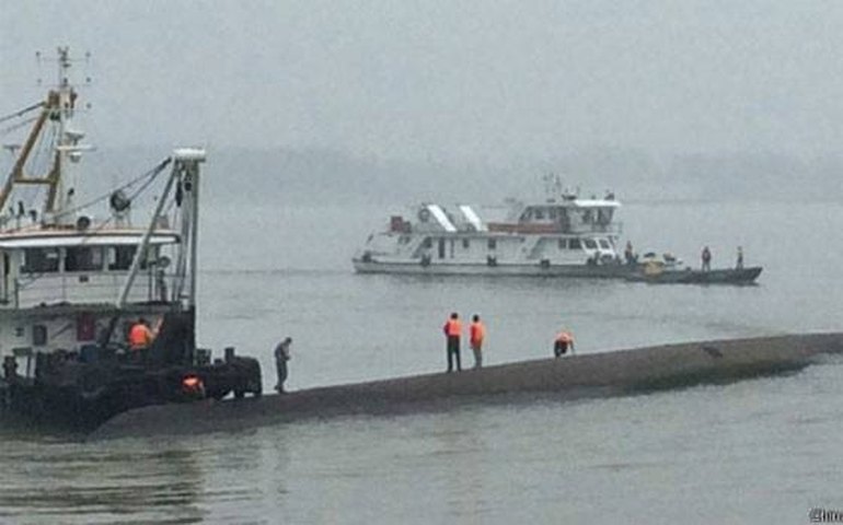 Naufrágio: barco com 458 passageiros afunda na China