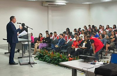 Juiz José Eduardo Nobre realiza palestra sobre violência contra a mulher, em Penedo