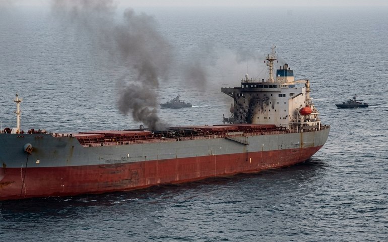 Irã confirma ataque a navio com bandeira do Panamá no Mar de Omã em resposta aos EUA