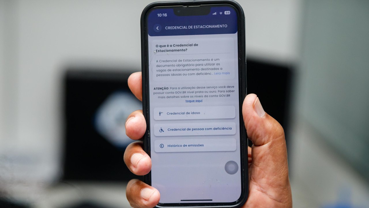 Idosos e pessoas com deficiência podem emitir cartão de estacionamento de forma digital em Alagoas