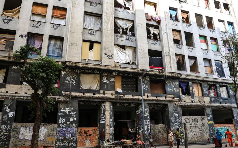 Prédio onde vivem mais de 100 famílias é desocupado no Rio