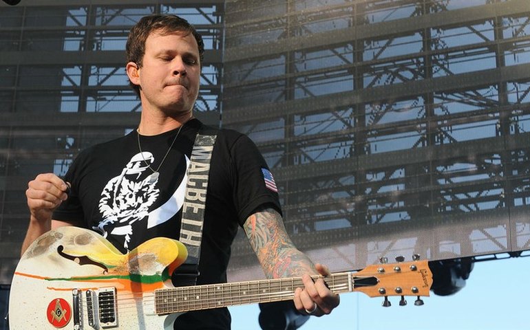 Vocalista do Blink-182 toca violão para fãs em frente a hotel em São Paulo
