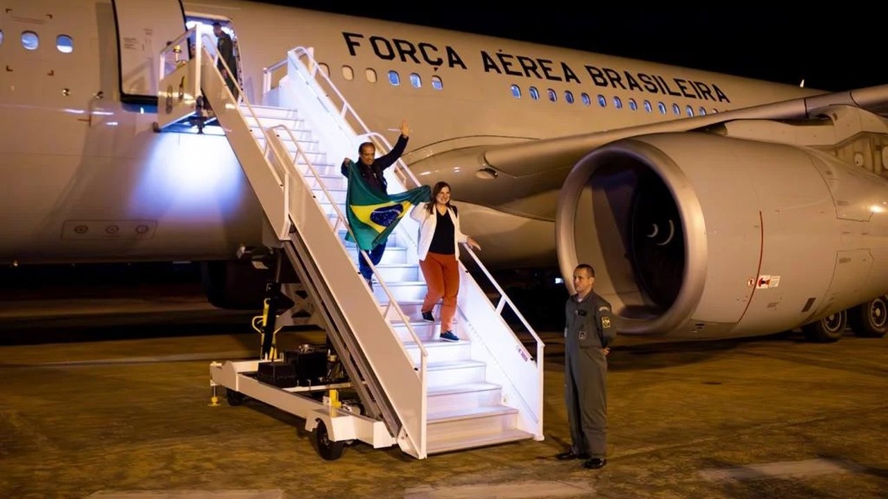 Primeiros brasileiros resgatados pela FAB em Israel chegam a Brasília; vídeo