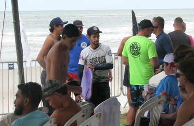 Campeonato Alagoano de Bodyboard reúne atletas e admiradores na Praia do Pontal da Barra