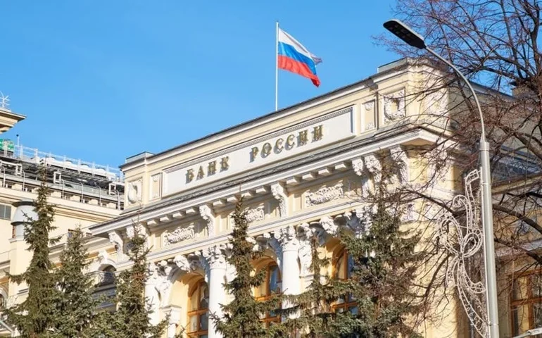 BC da Rússia eleva taxa básica de juros pela terceira vez, a 21%, e alerta sobre mais aperto