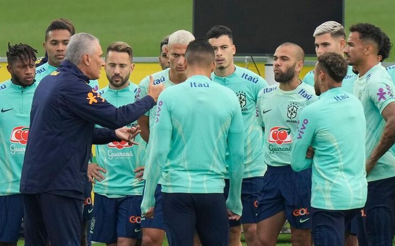 Tite veta registro de imagens em treino da seleção, mas dá pistas sobre formação