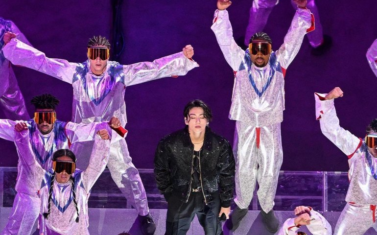 Fãs de kpop comemoram abertura da copa do mundo com integrante do BTS