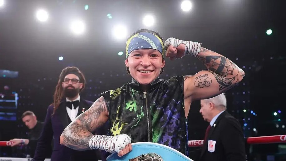 Bia Ferreira bate francesa e mantém cinturão de campeã mundial de boxe