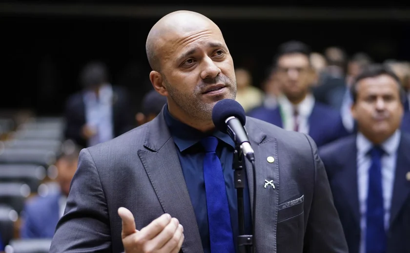 Moraes pede perícia médica de Daniel Silveira antes de cirurgia de urgência
