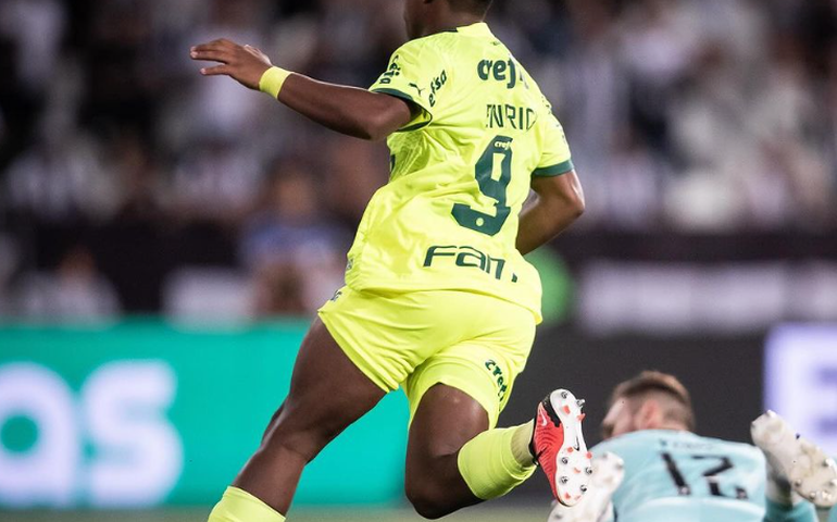 Endrick doa R$ 1 mil a engraxate que o parou para uma foto no Rio: 'Me dá seu pix'