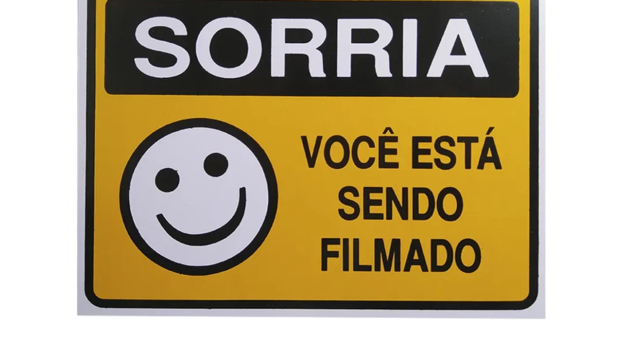 Sorria, você está sendo filmado: empresa exige que funcionários sorriam para bater o ponto