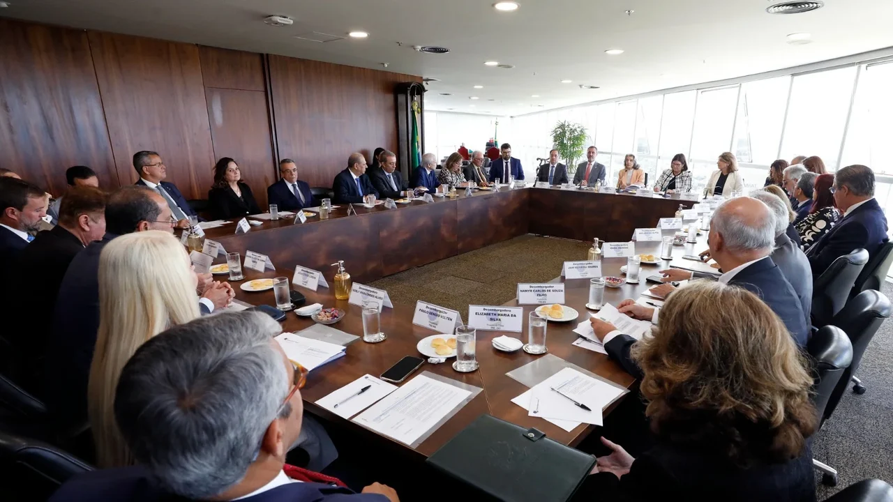 Presidente do TRE de Alagoas participa de reunião no TSE