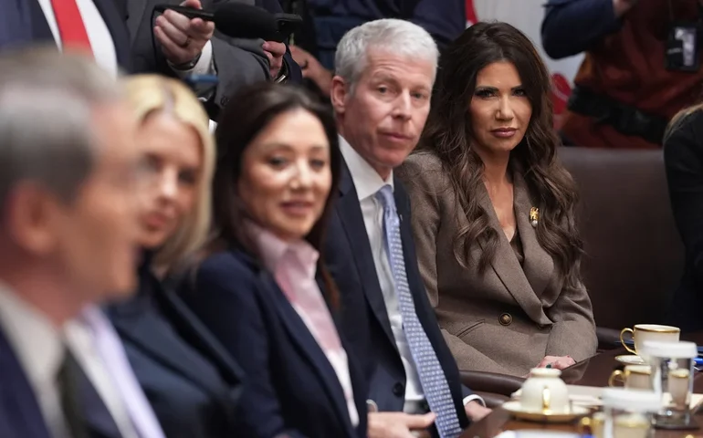 Trump diz que os federais não intervirão durante os protestos em cidades lideradas pelos democratas, a menos que sejam solicitados a fazê-lo