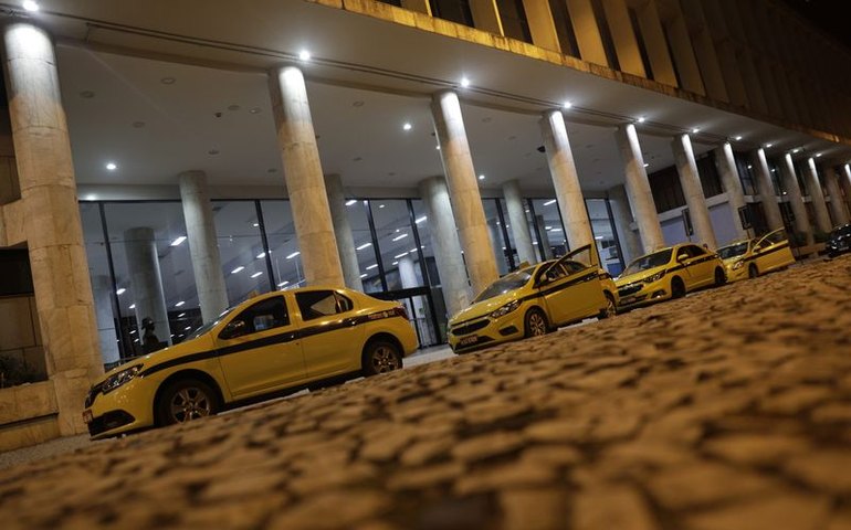 MP abre crédito de R$ 10,9 bi para auxílio a caminhoneiros e taxistas