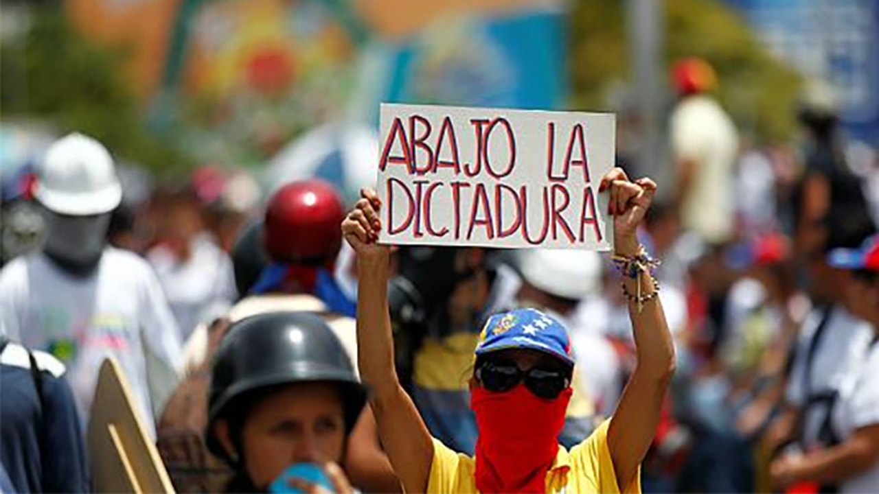 Ditadura da Venezuela parte corações com casais se separando para fugir do país