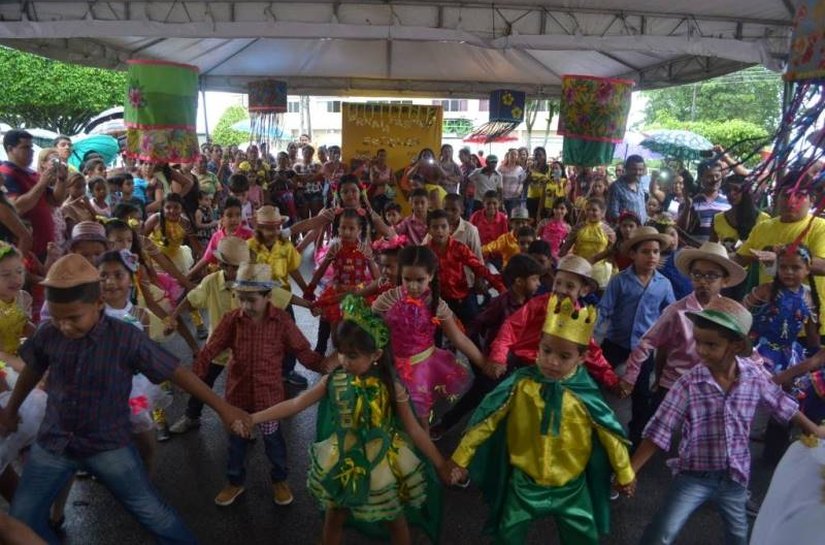 Escolas de Cajueiro realizam arraiá e apresentação de quadrilhas juninas