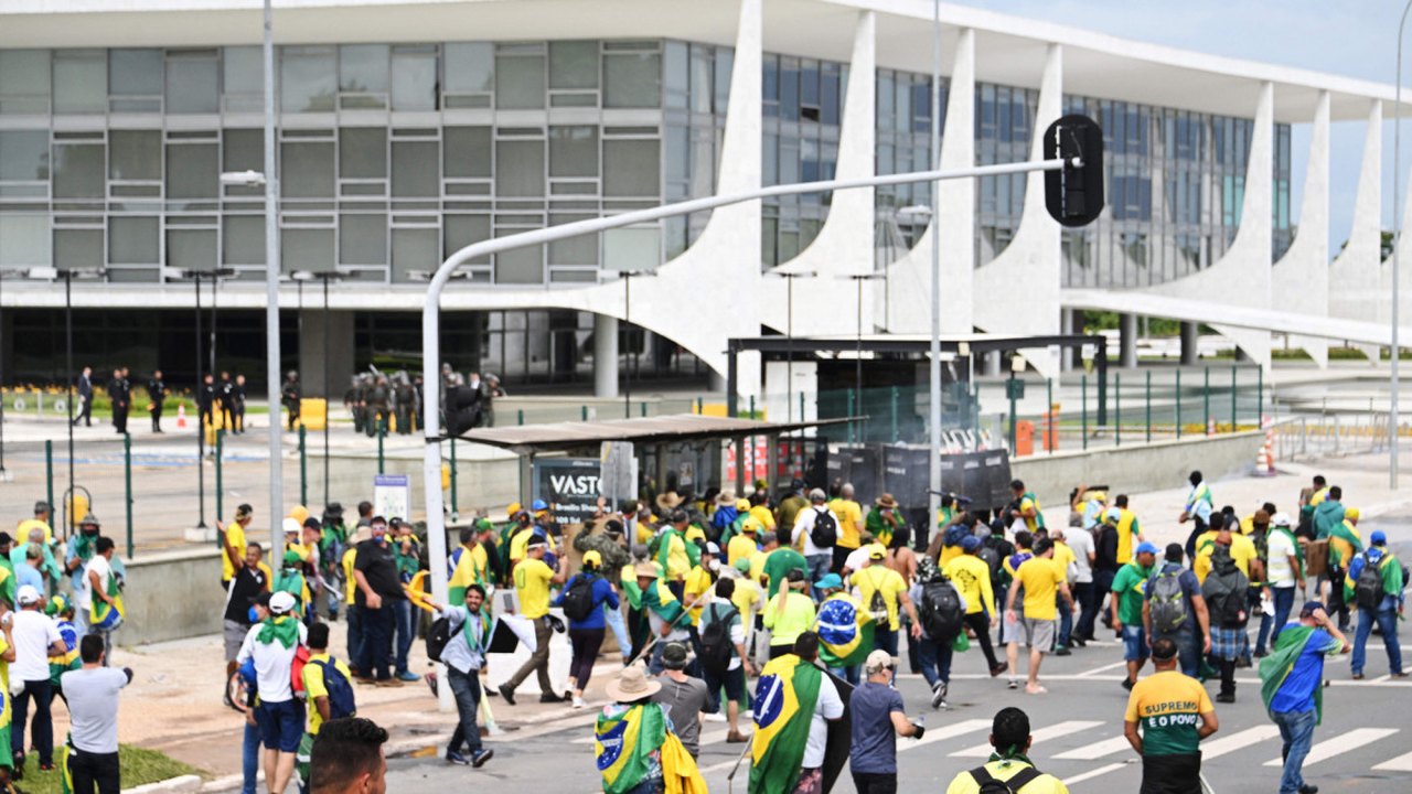 Após invasão, vândalos promovem quebradeira em prédios dos Três Poderes