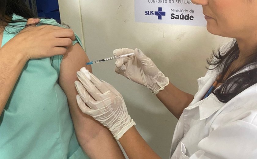 Maceió amplia vacinação domiciliar de pacientes acamados contra gripe e pneumonia