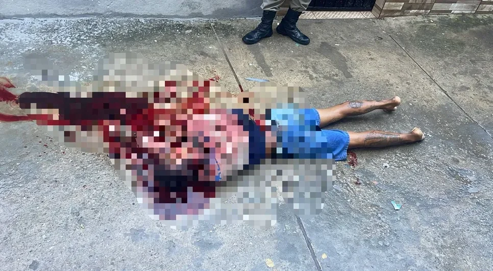 Homem morto a facadas. Fonte: Internet