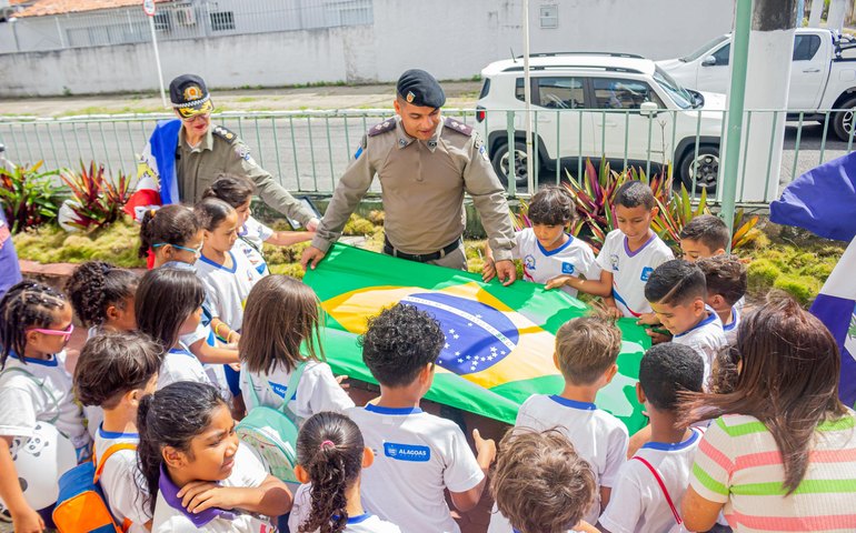  Crianças da Rede Estadual de Ensino visitam Batalhão Escolar e aprendem sobre cidadania 