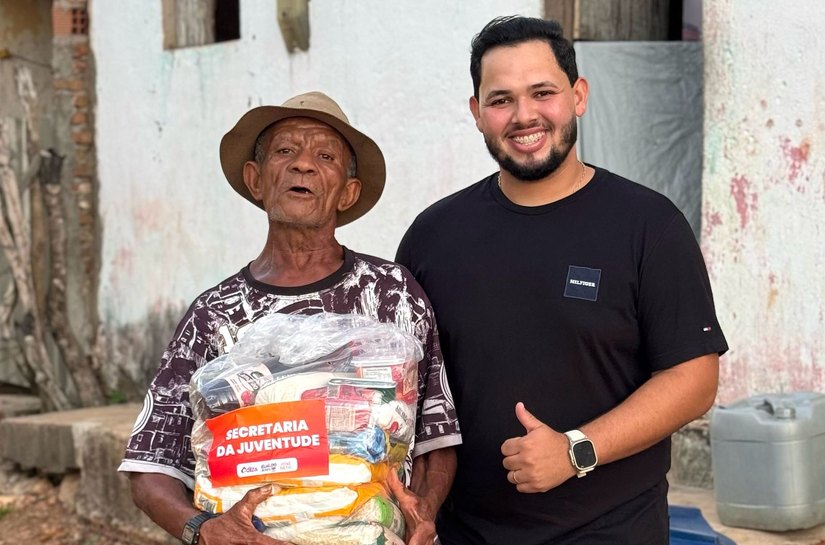Secretaria da Juventude distribui cestas básicas para famílias carentes e chocolates para crianças em Lagoa da Canoa