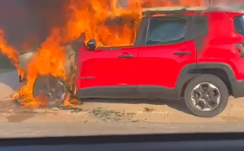 Veículo pega fogo ﻿na Av. Gustavo Paiva e causa congestionamento