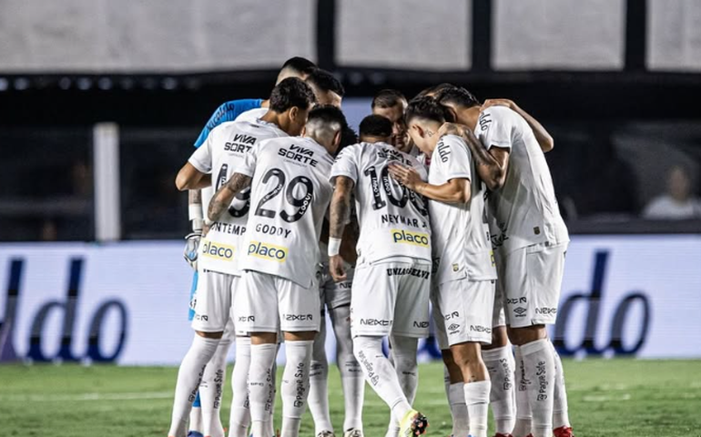 Torcedores do Santos invadem CT Rei Pelé e interrompem o treino para cobrar os jogadores