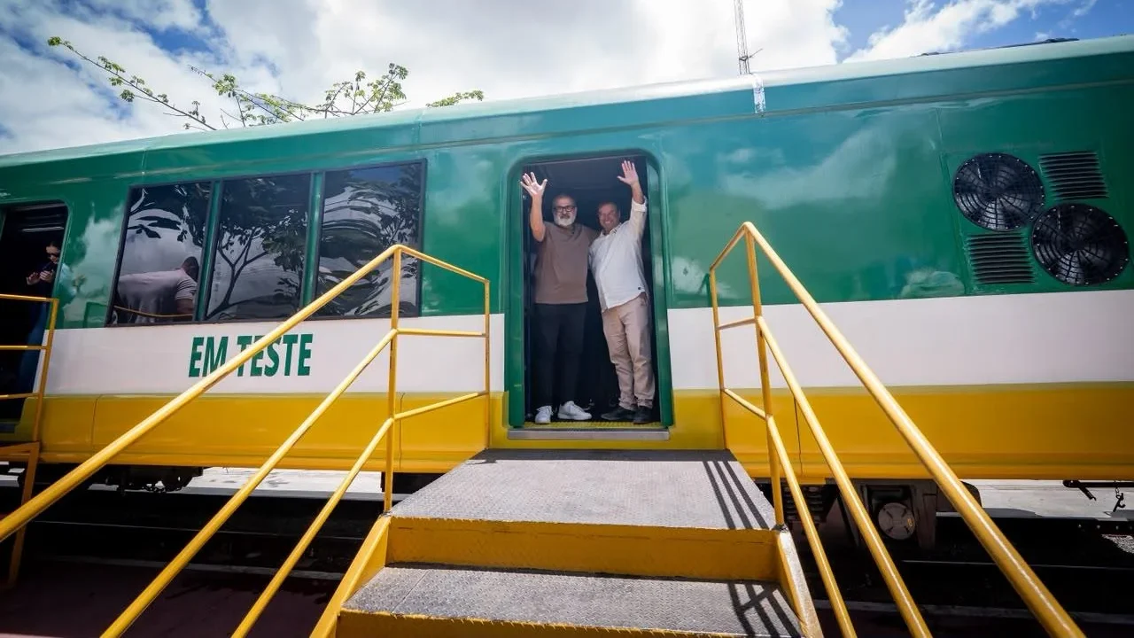 Ministro dos Transportes acompanha teste operacional do VLT de Arapiraca, em Alagoas