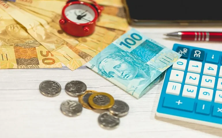 Taxas sobem pressionadas por aversão ao risco geopolítico e Treasuries