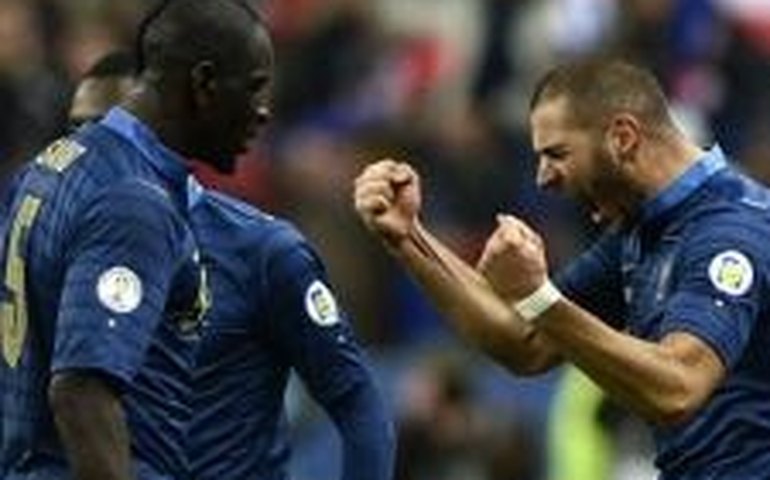 França vence com gols de Benzema e ajuda eletrônica