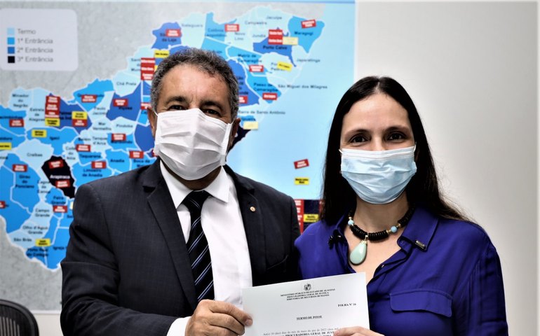 PGJ Márcio Roberto empossa nova analista judiciária do Ministério Público de Alagoas