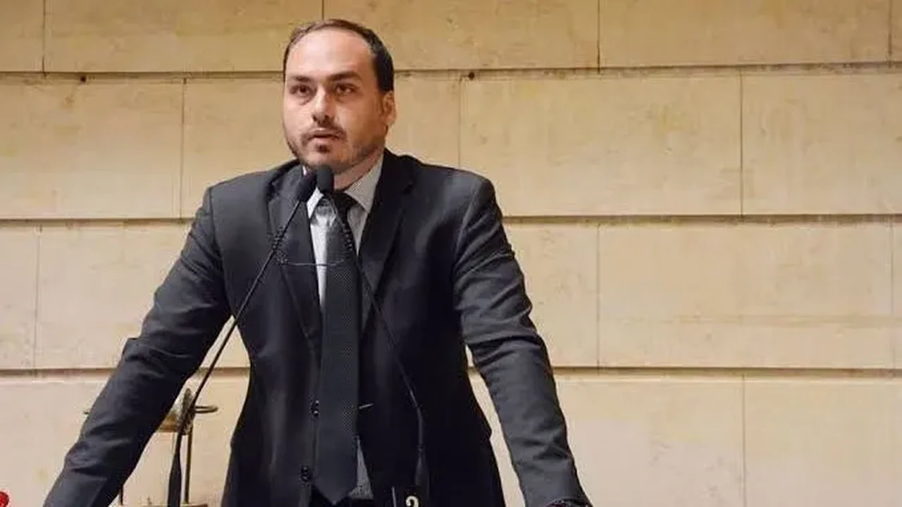 Ex-chefe de gabinete de Carlos Bolsonaro vira réu por suspeita de rachadinha