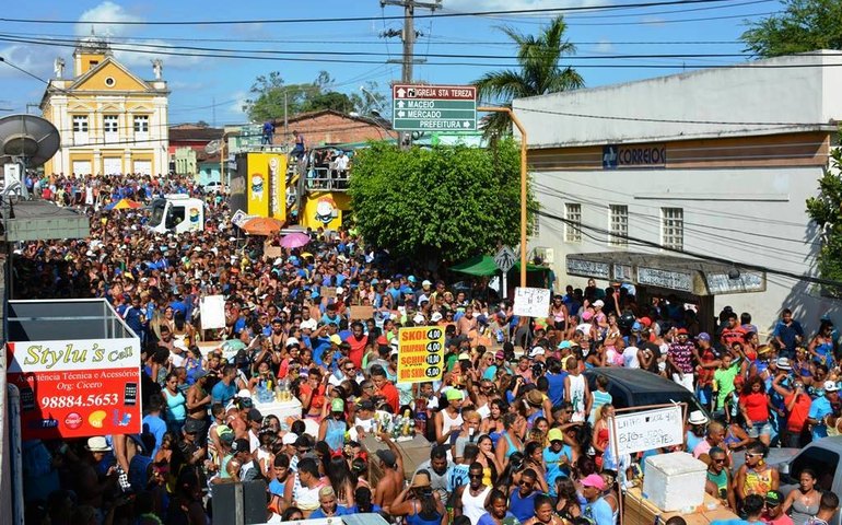 Mesmo sem uso de tinta, bloco Tudo Azul arrasta multidão em Murici