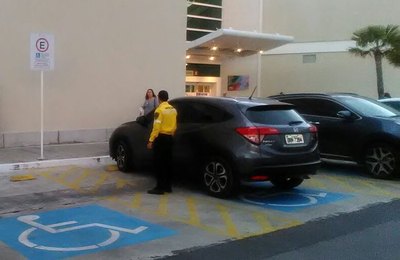 Fiscalização flagra irregularidades em vagas especiais