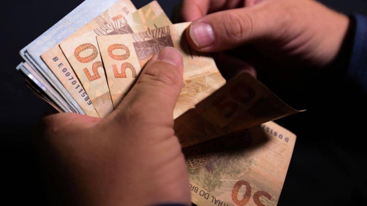Governo de AL injeta mais de R$ 350 milhões no mercado ao antecipar 13º salário dos servidores nesta terça (9)
